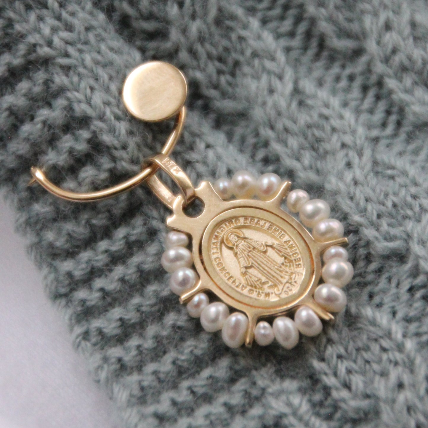 Medalla Oval Virgen Milagrosa con Perlas