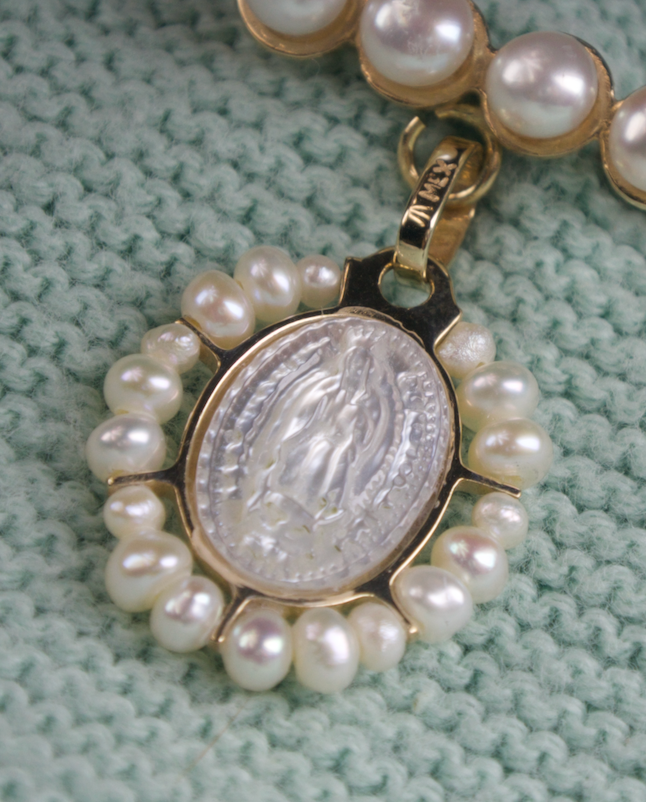 Medalla Oval Virgen de Guadalupe Madre Perla con Perlas