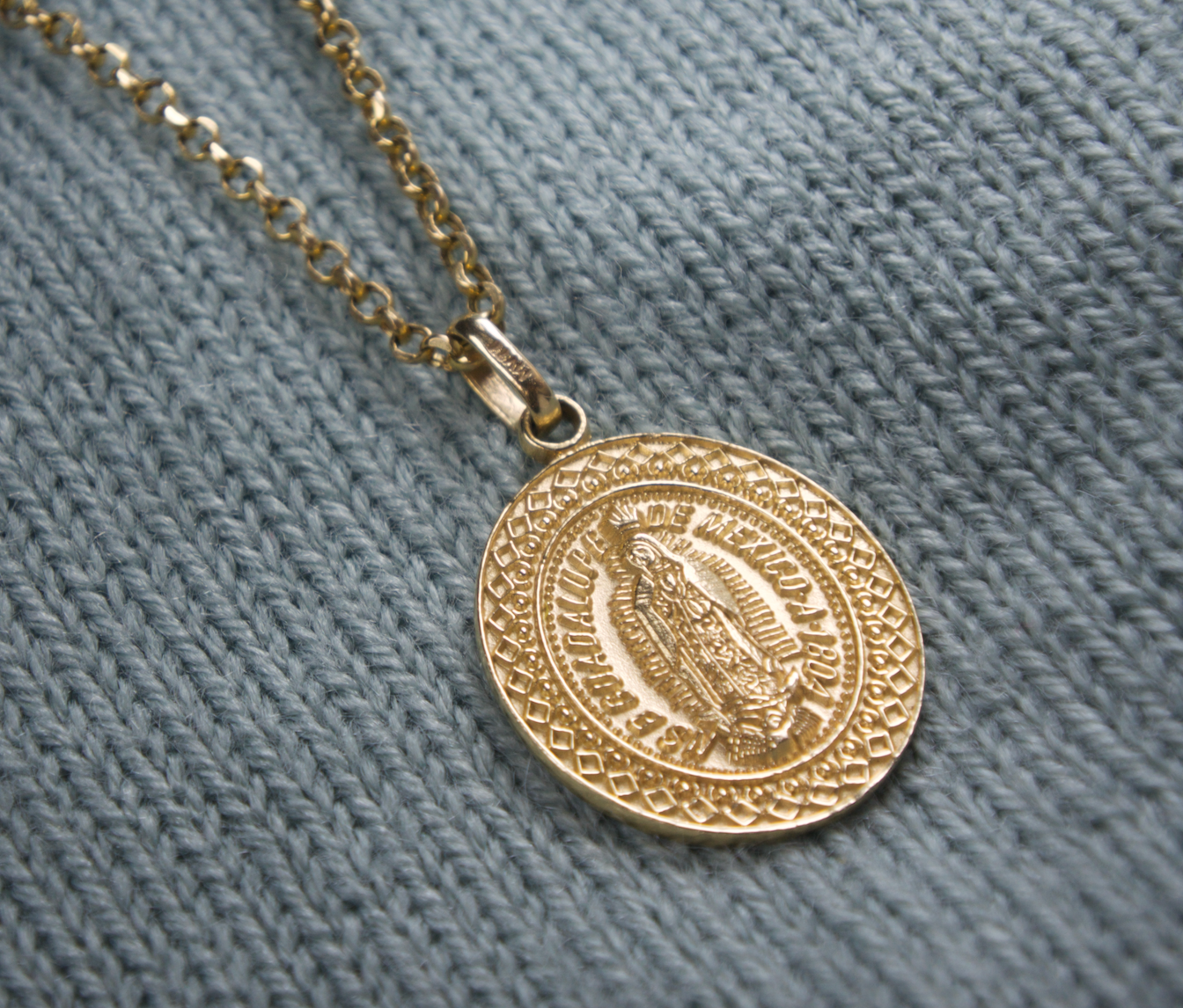 Medalla Oval Virgen de Guadalupe Troquelada