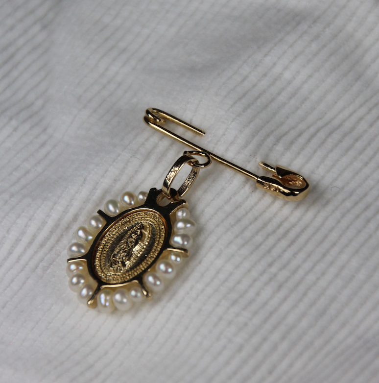 Medalla Oval Virgen de Guadalupe Troquelada con Perlas